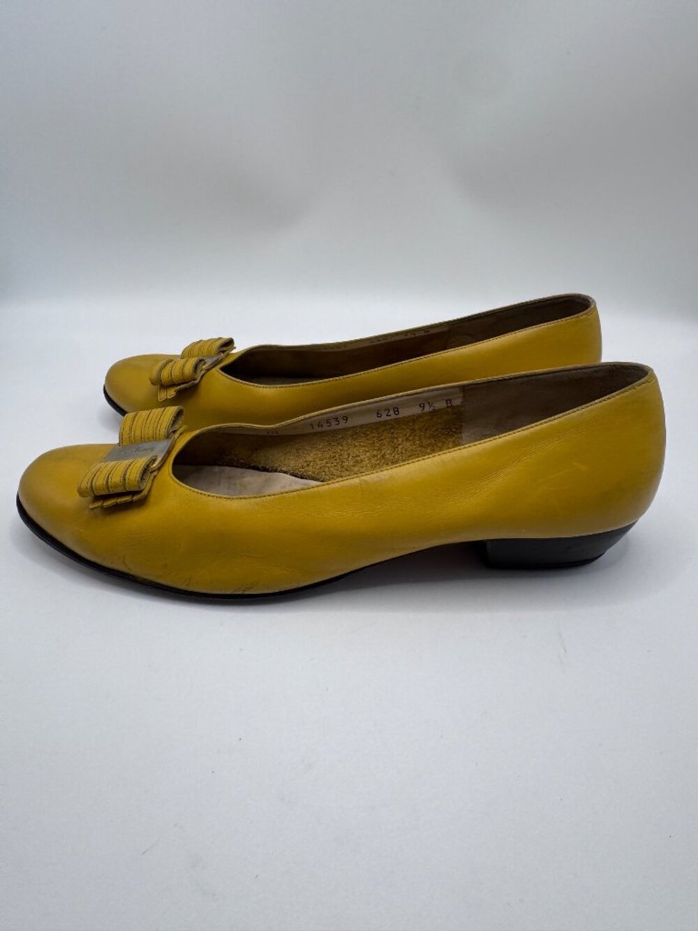 Salvatore Ferragamo Women’s Shoe Size 9.5 B Vtg Yellow Leather Flats Bow Accent - Picture 2 of 12